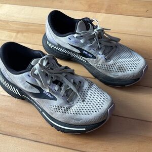 Woman’s brooks adrenaline gts 23 running shoe size 7